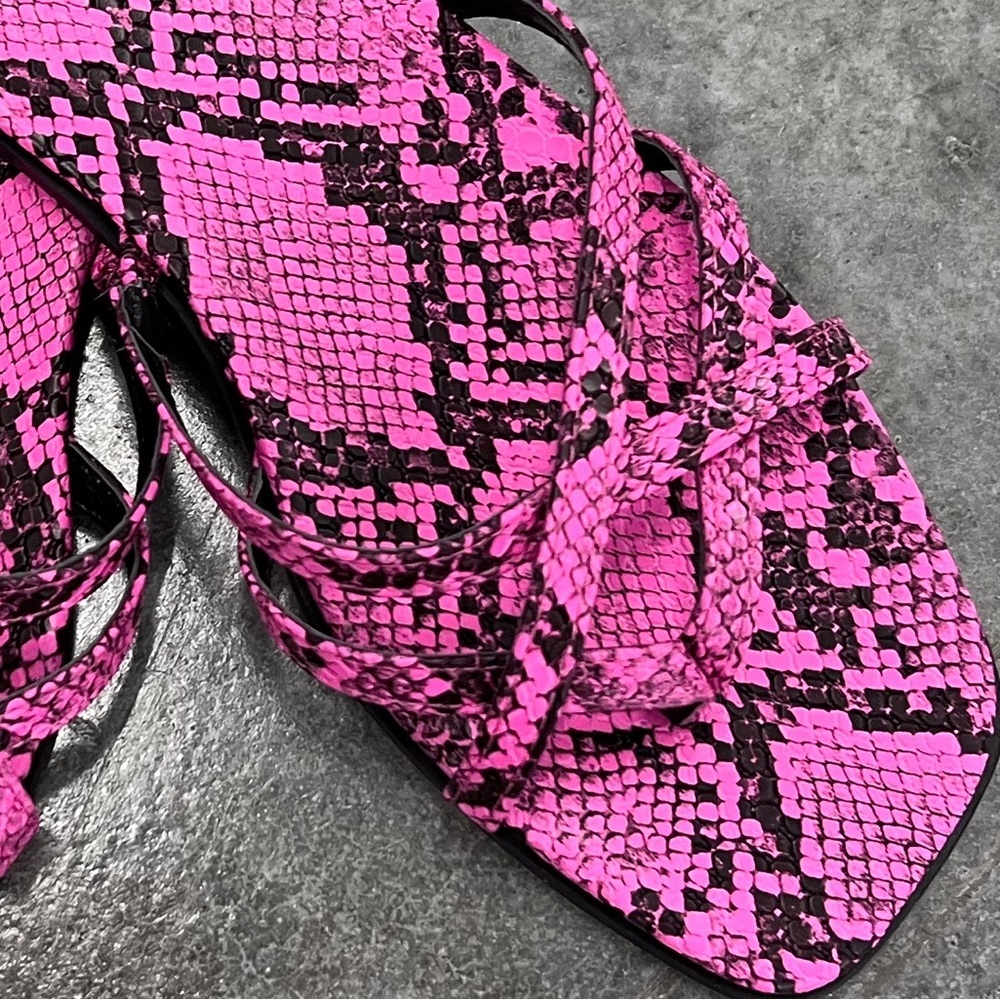 🎩🗝️ NWOB 14th & Union Claire Pink/Black Snakeskin Imprinted Flat Sandals 6.5